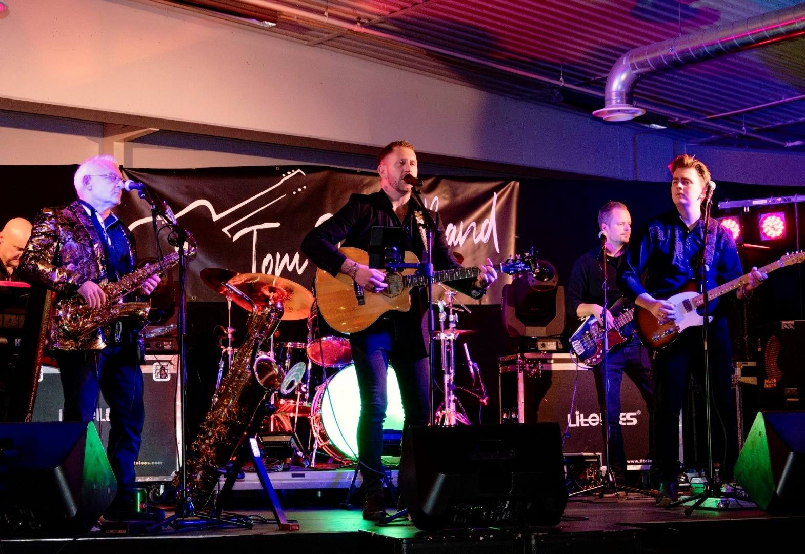 Tim Daniel Singer Tom Daniel — Trubadur, soloartist & live band | Hør på Spotify